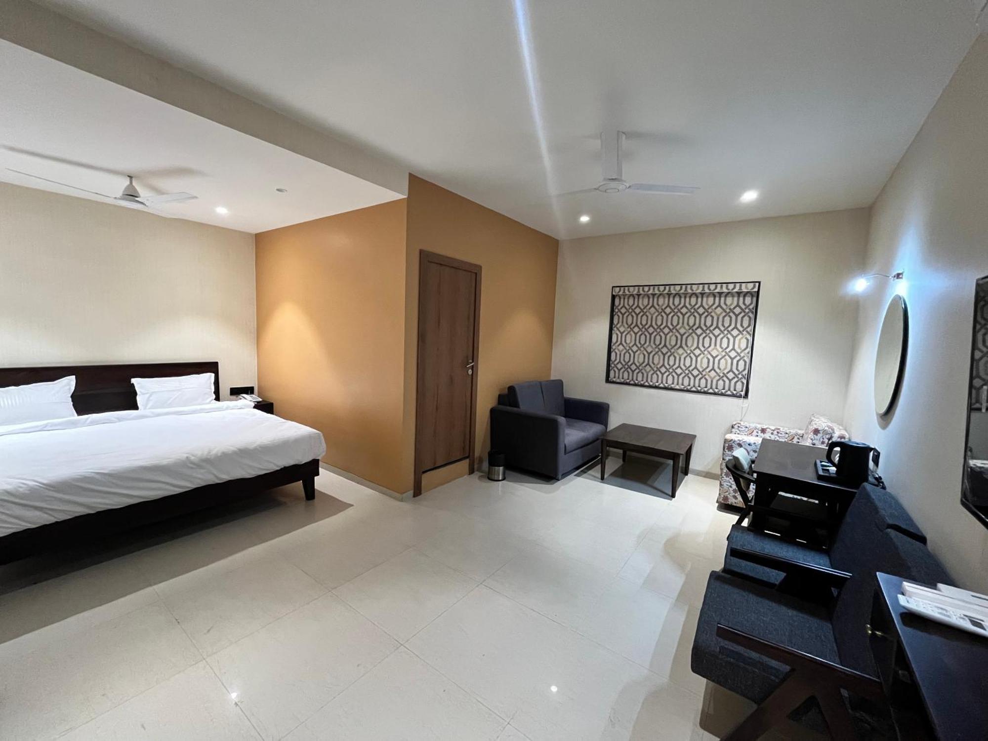 Hotel Avenue Plaza Mundra ภายนอก รูปภาพ